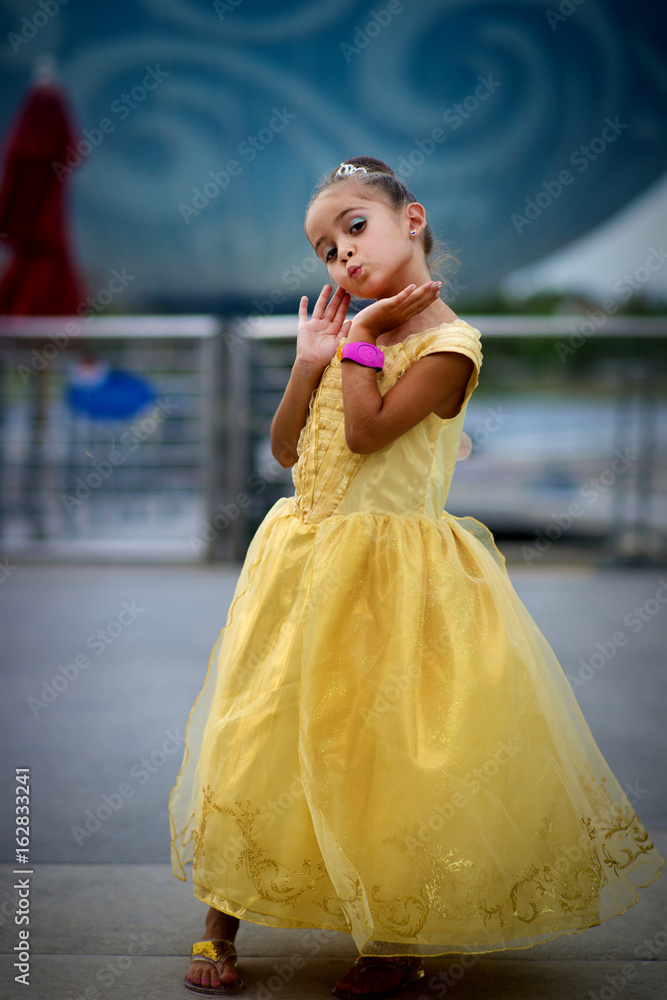 Naklejka premium yellow dress princeses modeling for camera