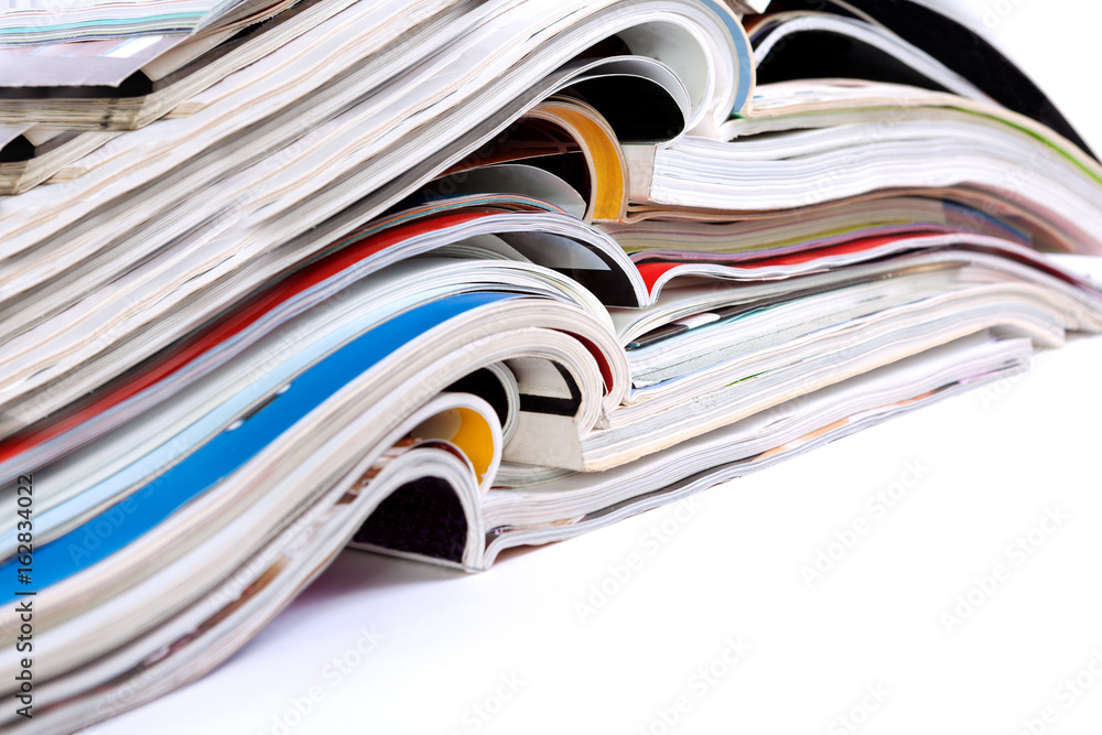 Plano cerrado de revistas y periodicos amontonados sobre fondo blanco. Información y comunicación sobre noticias Plano cerrado de revistas y periodicos amontonados sobre fondo blanco. Información y comunicación sobre noticias