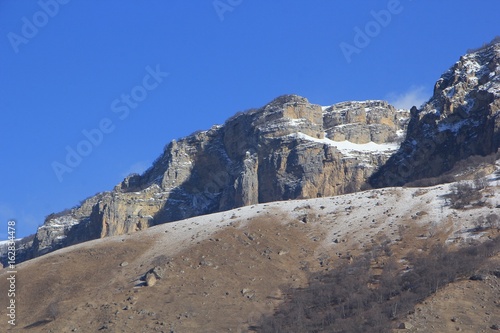 Горный пейзаж. Красивый вид на высокие скалы в живописном ущелье. Солнечная погода. природа и горы Северного Кавказа