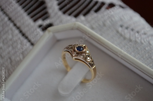 Obraz na płótnie Pierścionek zaręczynowy (engagement ring) w salonie