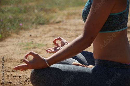 femme qui fait du yoga méditation