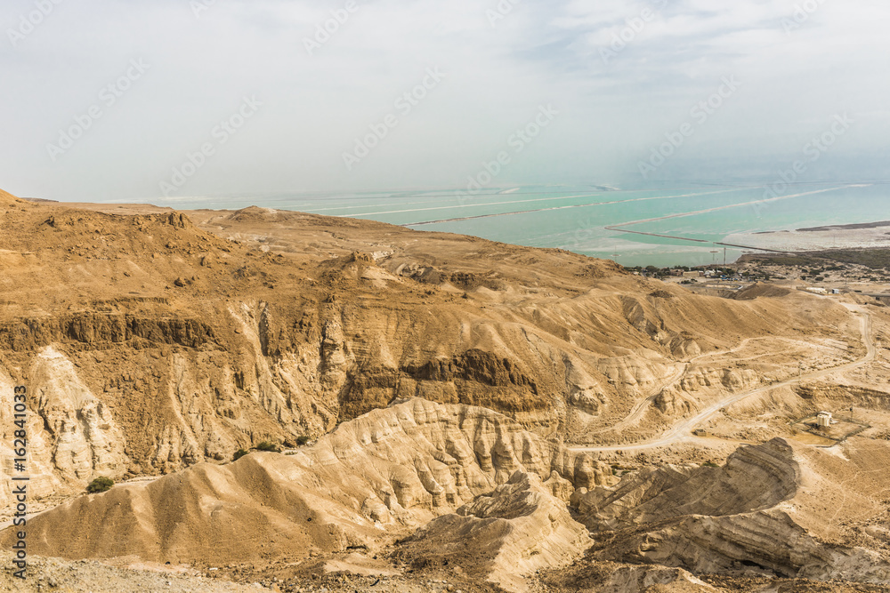 Fototapeta premium Дорога идет по пустыне Негев к берегу Мертвого моря