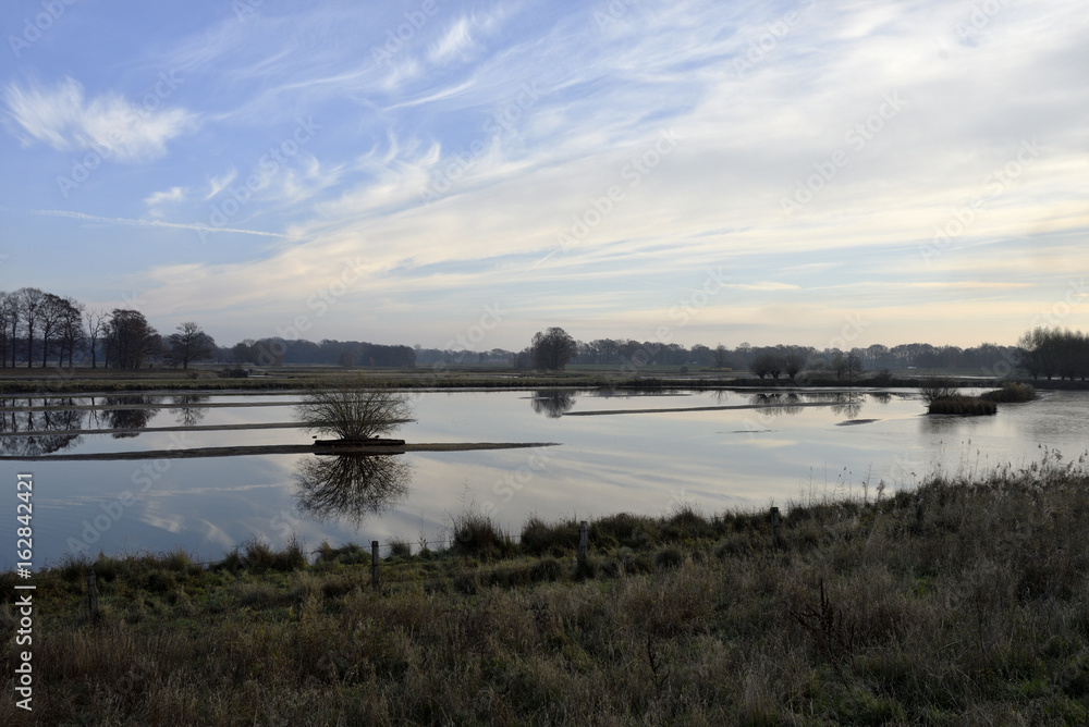Naturschutzgebiet mit Wasserlandschaft und blauem Himmel Naturschutzgebiet mit Wasserlandschaft und blauem Himmel