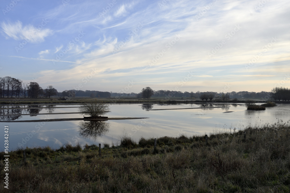 Naturschutzgebiet mit Wasserlandschaft und blauem Himmel