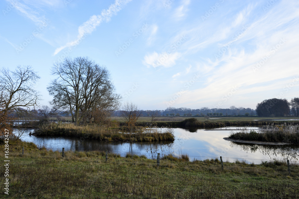 Naturschutzgebiet mit Wasserlandschaft bei untergehender Sonne Naturschutzgebiet mit Wasserlandschaft bei untergehender Sonne