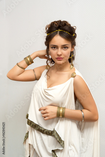 Canvas Print beautiful greek young woman in white ancient tunic