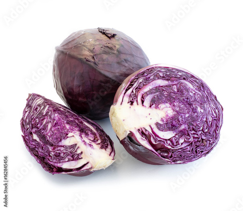 Blaukraut Rotkohl Kraut Kohl frisch geschnitten Gemüse isoliert freigestellt auf weißen Hintergrund, Freisteller
