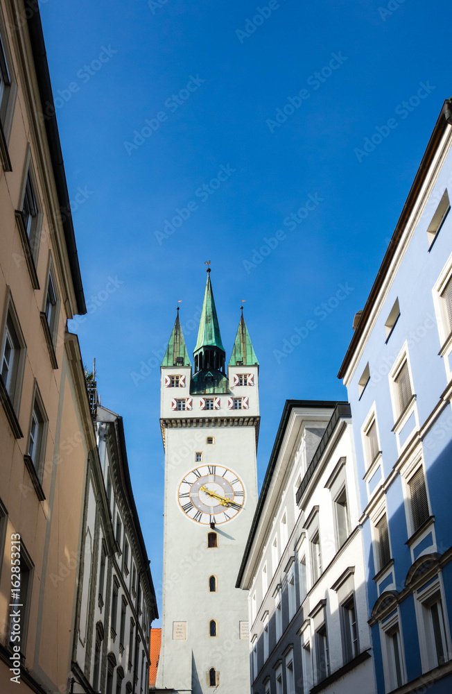 Naklejka premium Stadtturm in Straubing bei blauen Himmel