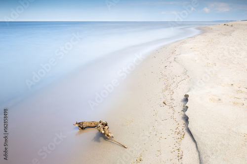Morze Bałtyckie pusta plaża bez ludzi 