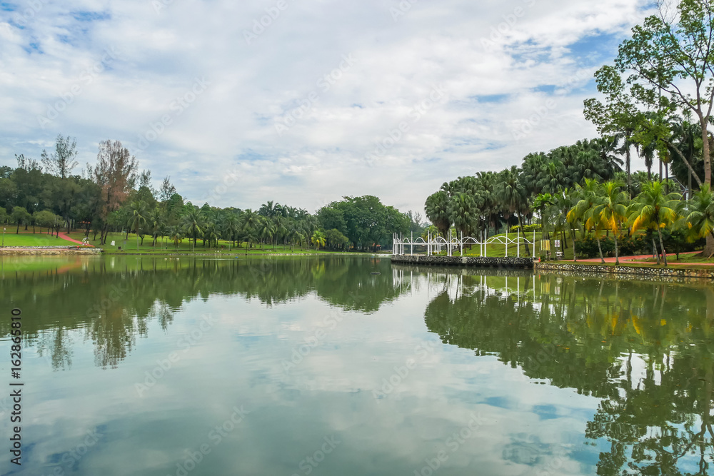 Permaisuri Lake Garden is one of the famous park in Cheras, there is a pathway for people to jogging and exercise and it just along the lake. It also known as Taman Tasik Permaisuri.