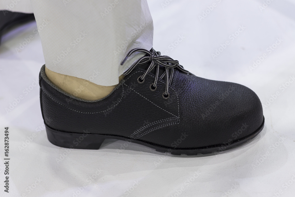 Safety Shoe; protective shoe