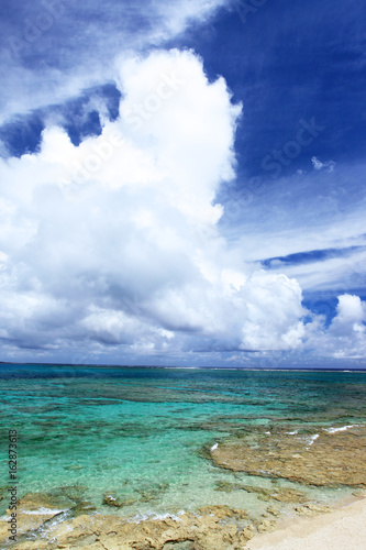 美しい沖縄のビーチと夏空   © sunabesyou
