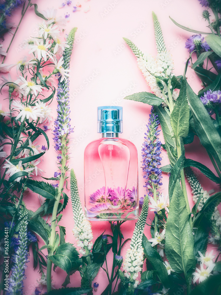 Floral Perfume bottle with plants and flowers, top view. Perfumery,  cosmetics, botanical fragrance concept. foto de Stock | Adobe Stock
