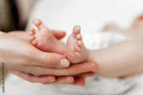 The baby's legs and hands mom © Funtap