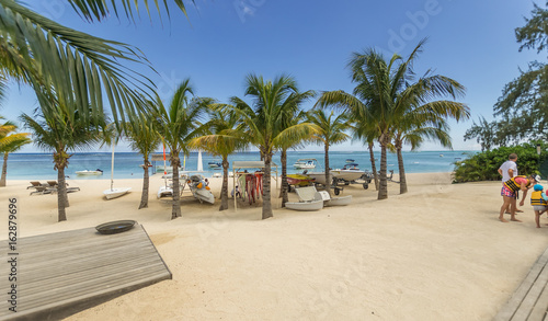 Am Strand der Trauminsel Mauritius im Flitterwochen Urlaub