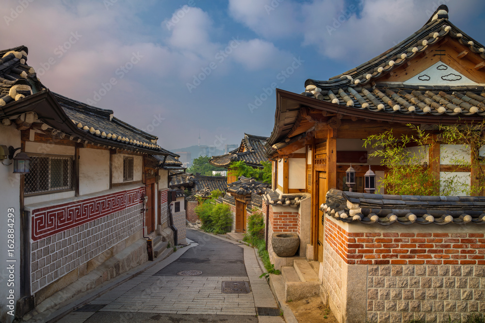Naklejka premium Seul. Tradycyjna architektura w stylu koreańskim w Bukchon Hanok Village w Seulu, w Korei Południowej.