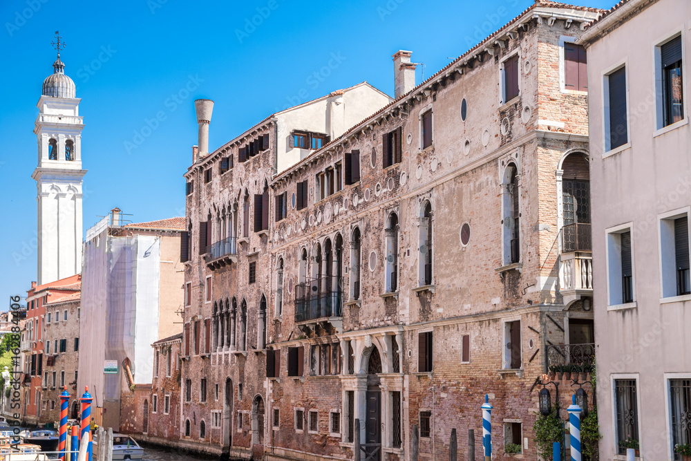 Venedig - schiefer Turm und Fassaden an Kanal