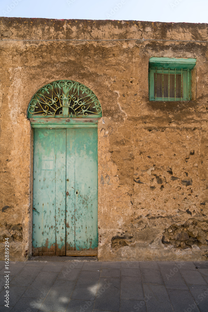 Fototapeta premium Wall and door with a morbid charm