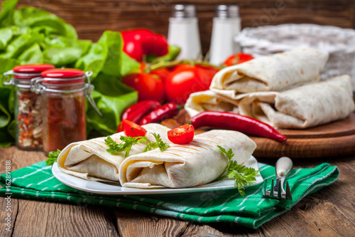 Burritos filled wiht minced meat, bean and vegetables.