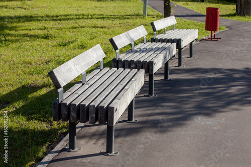 Photo Park benches with trashcan, part of city infrastructure, comfortable relax