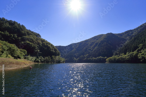 奥多摩湖と太陽