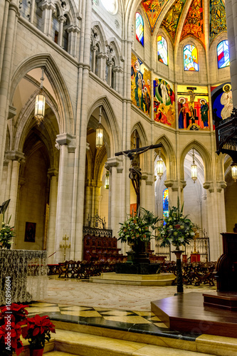 Fototapeta Naklejka Na Ścianę i Meble -  Altar mayor catedral de la Almudena de Madrid