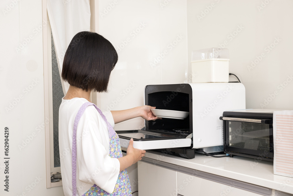 電子レンジを使うの女性 電子レンジを使うの女性