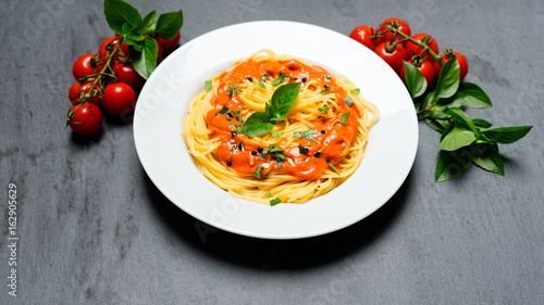spaghetti mit tomatensoße
