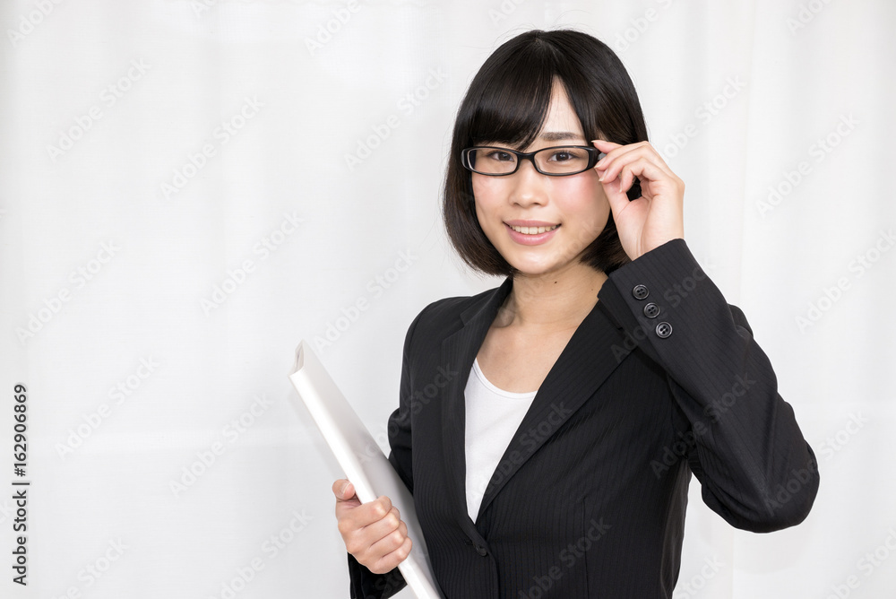 バインダーを持つスーツ姿の眼鏡をかけた女性 Stock 写真 Adobe Stock バインダーを持つスーツ姿の眼鏡をかけた女性 Stock 写真 Adobe Stock