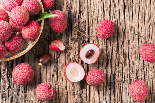 Φωτογραφία fresh organic lychee fruit on old wood