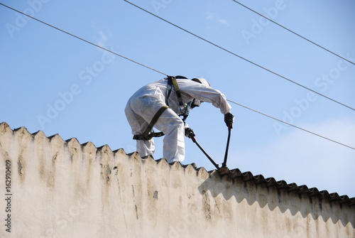 Desmontando tejado de fibrocemento con amianto en Estación Eléctrica 