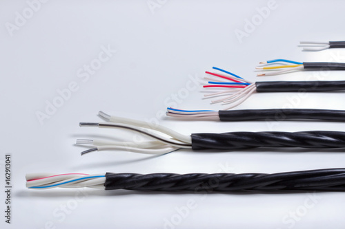Электрические кабели,провода на белом фоне