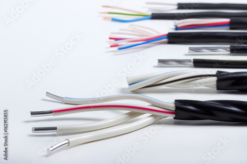 Электрические кабели и провода.