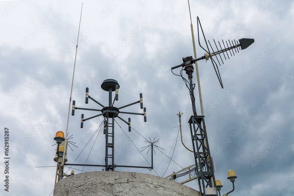 Meteorological device of weather station. Simple telecommunication antenna  for data transmission of measurement instruments foto de Stock | Adobe Stock