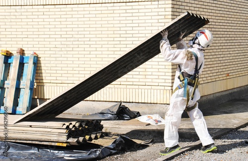Desmontando tejado de fibrocemento con amianto en Estación Eléctrica (
