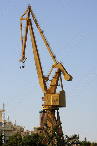 Grúa de carga en el puerto de Cádiz (España) photo