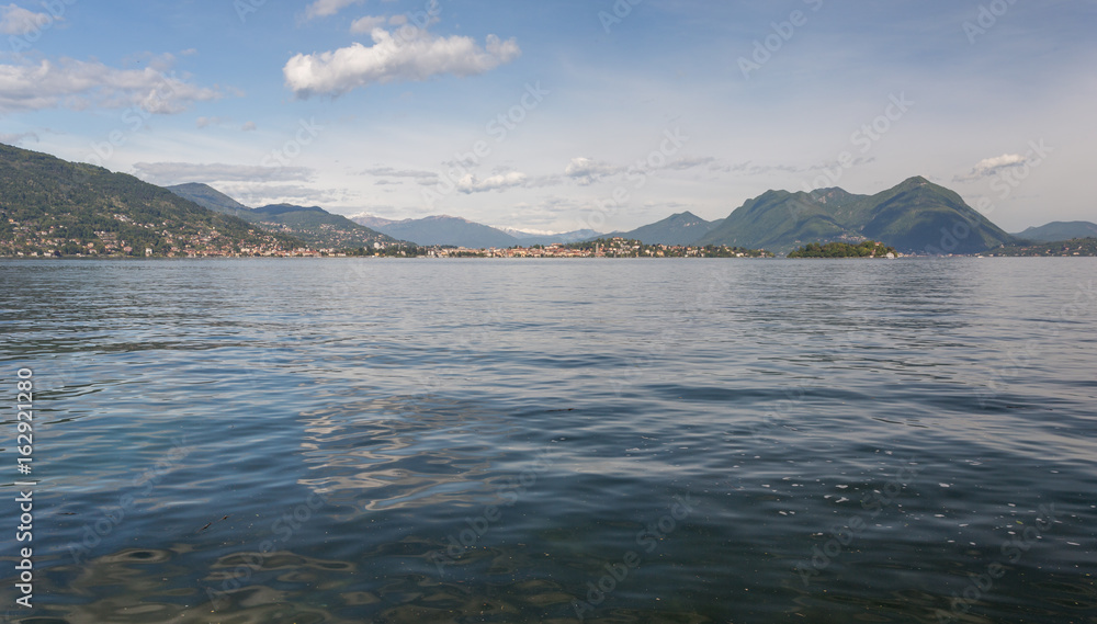 Lac majeur et montagnes à Baveno