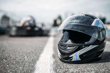 Fototapete Motorsport Rennhelm auf Asphalt, Kartsportkonzept  © Nomad_Soul