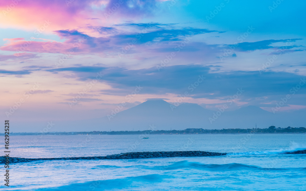 Obraz premium Ocean sunset with Volcano