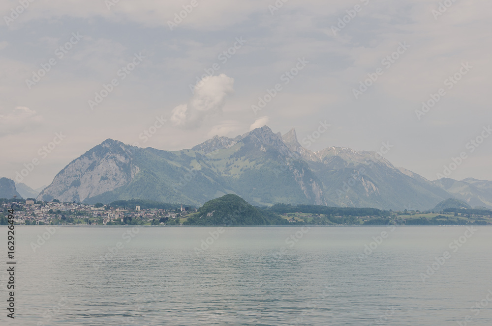 Spiez, Dorf, Stockhorn, Stockhornkette, Alpen, Berner Alpen, Berner Oberland, Thunersee, Seeufer, Schloss, Uferweg, Wanderweg, Schifffahrt, Sommer, Schweiz Spiez, Dorf, Stockhorn, Stockhornkette, Alpen, Berner Alpen, Berner Oberland, Thunersee, Seeufer, Schloss, Uferweg, Wanderweg, Schifffahrt, Sommer, Schweiz