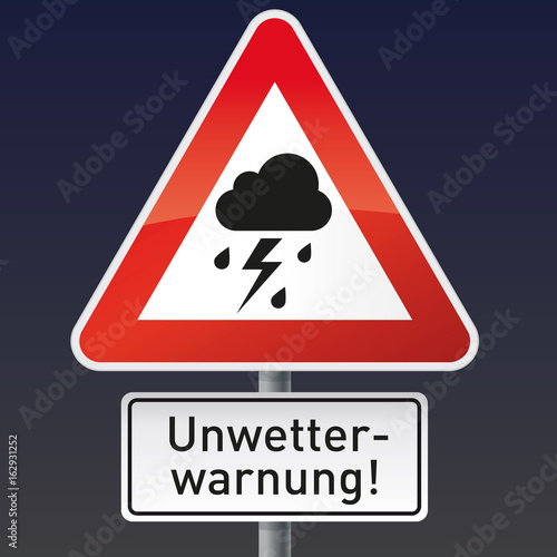 Schild mit Piktogramm Gewitter und Unwetterwarnung
