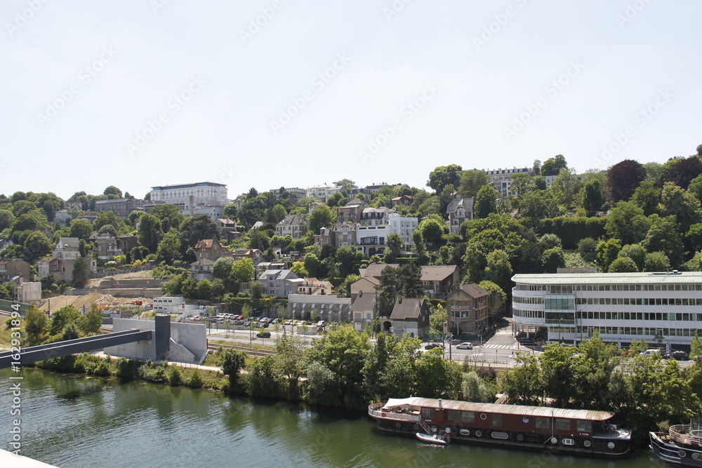La Seine et la ville de Sévres vue depuis l'île Seguin à Boulogne
