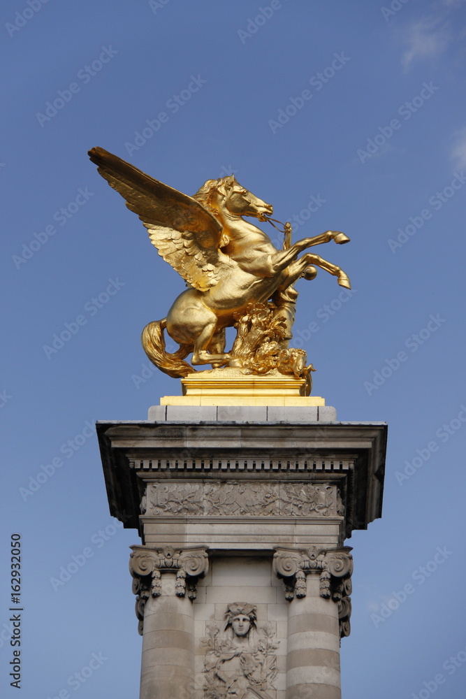 Statue de Pégase, Pont Alexandre III à Paris