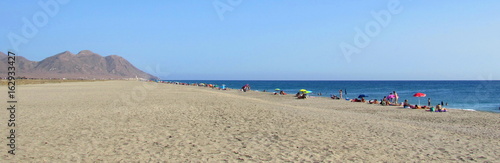 turisti in spiaggia al mare - orizzonte