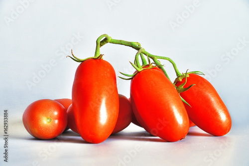 pomodori San Marzano,Campania,italia  gruppo di pomodori San Marzano, si presentano a grappolo, still life su sfondo grigio-azzurro