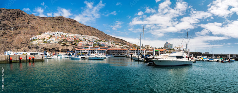 Fototapeta premium Panorama vom Hafen in Los Gigantes,Teneriffa, Spanien