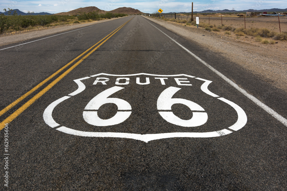 Route 66 Mit Logo Auf Straße Stock Photo 