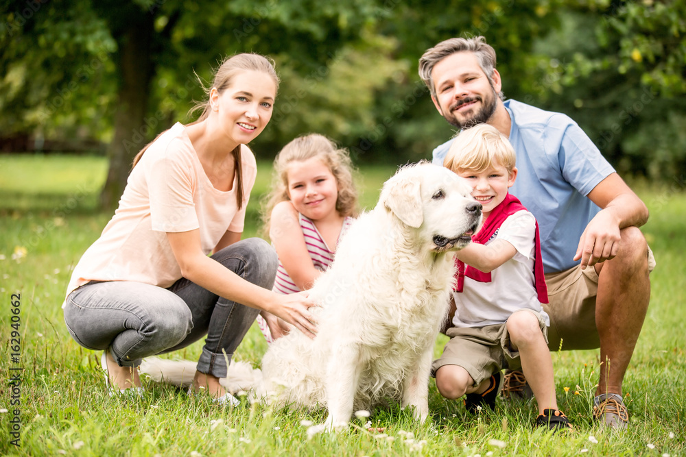 Leeds span Færøerne Glückliche Familie mit Hund im Garten Stock-foto | Adobe Stock