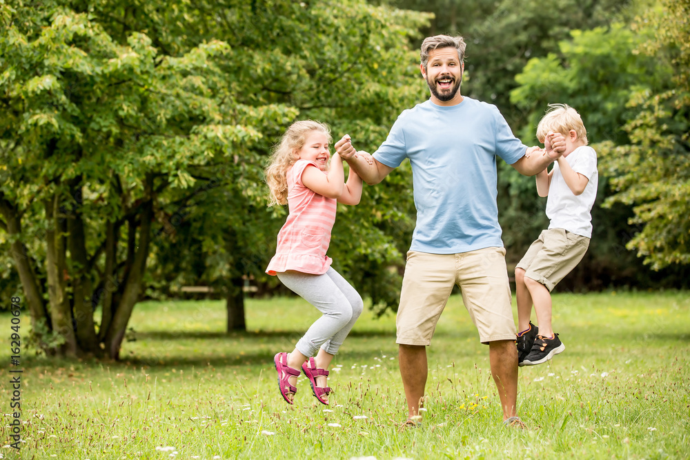 Vater spielt zusammen mit zwei Kindern