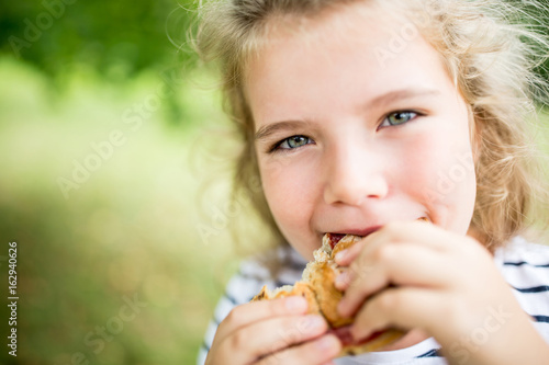 Mädchen beim essen von Brötchen